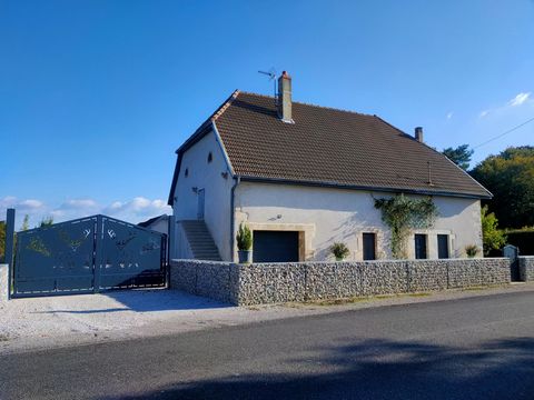 La maison se situe au cœur du petit village de LA VIEILLE LOYE, dans un écrin de nature grâce à la proximité de la forêt de CHAUX , à 10 minutes de DOLE et a 10 min de MONT SOUS VAUDREY dans le JURA . Proche des commerces locaux, de l'école et d'espa...