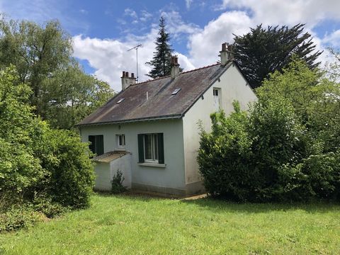 Amoureux de la nature, laissez vous charmer par cette maison à renover composée en rez de jardin, d'un demi sous sol, à l'étage d'une cuisine séparée, un salon séjour, deux chambres. Un magnifique terrain d'environ 1 h 800 arboré. Dossier suivi par C...