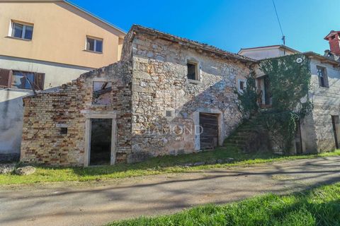 Location: Istarska županija, Pićan, Pićan. Istria centrale, Pićan In un piccolo villaggio non lontano da Pićan si trova questo antico con un grande potenziale. Si trova in una strada tranquilla con accesso da due lati. Tutti i servizi necessari si tr...