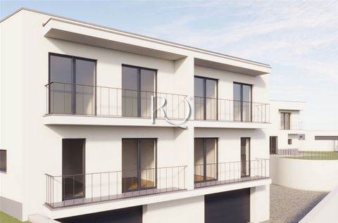 Located on Rua da Igreja, in Argoncilhe, Santa Maria da Feira, this spacious villa of 220 m² of floor area is under construction, expected to be completed in the summer of 2025. A private garden of 25 m² and a closed garage of 54 m², the property was...