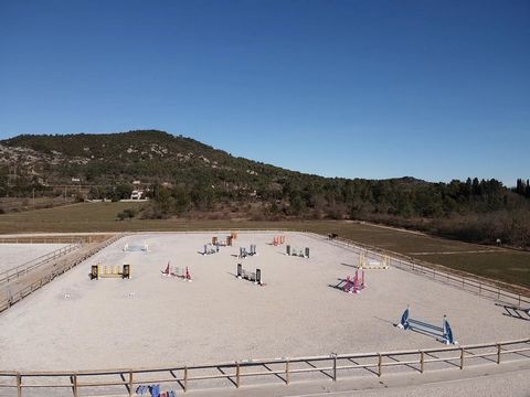 Situado cerca de Brignoles, hermosa finca perfectamente cuidada de 15 hectáreas. Compuesto por una hermosa villa con piscina, casa de piscina y varias áreas de relajación. La casa de un amigo contigua a la villa. Una magnífica finca ecuestre con tres...