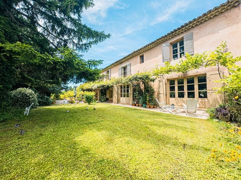 Vente de ce magnifique Mas Provençal en Nue-Propriété, d'une superficie habitable de plus de 400 m2. Située à moins de 10 minutes de Saint-Rémy-de-Provence et à 15 minutes d'Avignon, cette propriété rare se trouve dans un environnement privilégié, au...