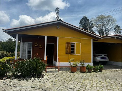 Située dans une zone privilégiée à proximité de l’autoroute Medellín-Bogotá, cette charmante finca dispose d’un grand terrain de 2000 m², qui allie charme rustique et atmosphère chaleureuse. La maison, construite principalement en bois et en adobe, o...