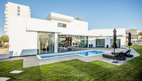 Zeitgenössische Villa mit 4 Schlafzimmern , nur wenige Schritte von Ponta da Piedade und seinen emblematischen Stränden entfernt, in Lagos, Algarve . Diese moderne, avantgardistische Design-Villa verfügt über große Innenräume und hervorragende Außenb...