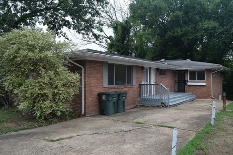 Deze Duplex, gelegen op 175 Glenwood Dr, biedt een prachtige kans om een stuk onroerend goed te bezitten in dit gewilde gebied. Met 5 slaapkamers en 2 badkamers. Apt A heeft 2 slaapkamers, 1 badkamer met woonkamer en Eat In Kitchen, Apt B heeft 3 sla...