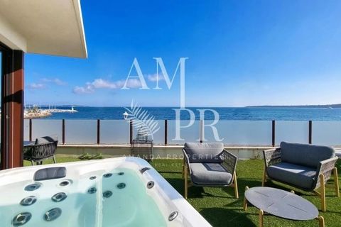 Amanda Properties te ofrece este dúplex totalmente reformado con equipamiento de alta gama, único, en primera línea frente al mar. Consta de dos niveles. Planta baja: Hall de entrada, 3 dormitorios y baño respectivo. Primera planta: Salón, comedor, c...