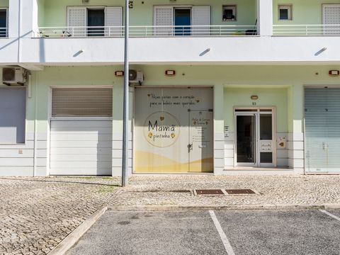 The commercial space you're looking for for your business is in São Francisco, a prime area with schools, services, shops and transport. 32m2 shop in excellent condition, with lots of natural light, air conditioning, bathroom and floating floors. Gla...