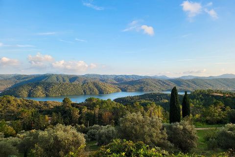 Nestled on over 30,000 m2 of land planted with more than 100 olive trees, this cosy home offers a serene escape across three floors, all boasting stunning panoramic views of Lac de Saint Cassian. The top level/entry level features two large bedrooms,...