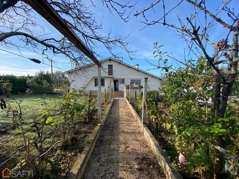 Située dans la charmante ville de Fumel (47500), cette maison offre un cadre de vie paisible, idéal pour les familles. Proche du collège, elle bénéficie d'un environnement propice à l'épanouissement des enfants. Les commodités à proximité facilitent ...