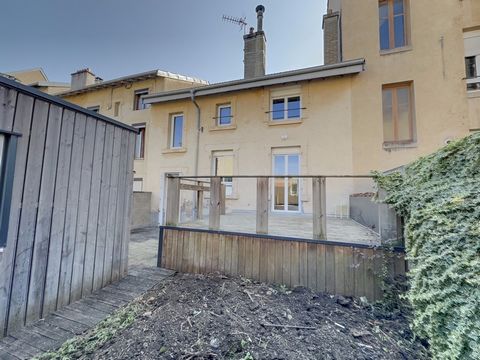 Nancy, rue Vauban, maison des années 30 avec grande terrasse et jardinet. Pas de garage. Cette maison se compose en rez de chaussée: d'une belle entrée, d'un grand espace de vie de 49m2, traversant et lumineux avec cuisine équipée et accès terrasse e...