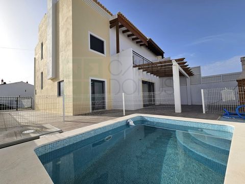 Presentamos esta nueva y sofisticada casa adosada de esquina de 3 dormitorios, ubicada en una exclusiva urbanización de tan solo 8 casas, en el tranquilo entorno de Vila Nova de Cacela. Ideal para quienes buscan el equilibrio perfecto entre privacida...