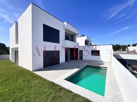 Villa de 4 dormitorios con piscina climatizada, jardín y garaje ubicada en Azeitão con vistas a la Serra da Arrábida, cerca de la Escuela Básica de Azeitão, así como de todo tipo de Comercio y Servicios. Insertada en una parcela de terreno con 388m2,...