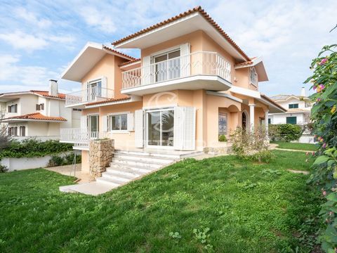 Detached 5-bedroom plus one additional room property, with over 390 m² of internal area, located just minutes from the centre of Cascais. Situated on a 600 m² plot, it is distributed over 3 floors as follows: Ground Floor: Entrance hall, lounge (34.8...