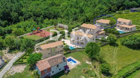 Location: Istarska županija, Pićan, Pićan. ISTRIEN, PIĆAN – Neu gebaute Villa in einer ruhigen Umgebung Pićan ist eine jahrhundertealte istrische Stadt mit einem reichen materiellen und kulturellen Erbe. Es ist ein Ort auf einem Hügel, von dem aus ma...