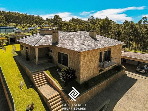 Luxuriöse Villa in Vila Nova de Gaia, nur 5 Minuten vom Stadtzentrum entfernt. Set in einem 1970m2 Grundstück. Es besteht aus 3 Suiten, ein 75m2 Hauptwohnzimmer und eine 150m2 Lounge, wo Sie die Gesellschaft von Ihrer Familie und Freunden genießen kö...