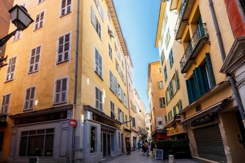 Nestled in the heart of Old Nice with a breathtaking view of the dome of the Sainte Réparate Cathedral in Nice, this modern apartment offers you a perfect location to discover Nice and its region. A stone's throw from the famous Promenade des Anglais...