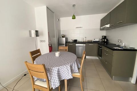 Appartement proche de toutes les commodités, pour 4 personnes. se composant d'une entrée, d'un séjour avec canapé, une table avec 4 chaises, un coin cuisine équipée d'un four, un lave vaisselle, plaques, hotte, réfrigérateur congélateur. Une chambre ...