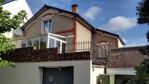 91100 CORBEIL-ESSONNES Maison érigée sur 4 niveaux comportant : - 250 m² à aménager sur 2 niveaux (niveau 0 et niveau 1) - 150 m² d'habitation sur 2 niveaux (niveau 2 et niveau 3) avec 7 pièces et 4 chambres : -- Niveau 0 : Ancienne usine à ré-aménag...