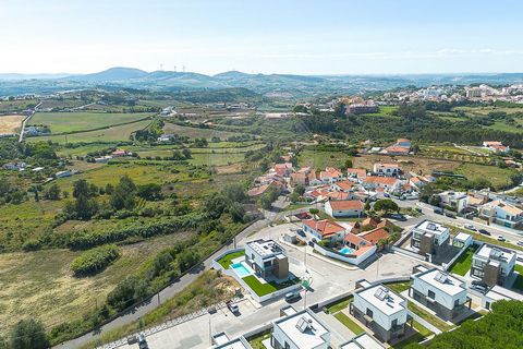 Moradia NOVA com PISCINA INFINITA em cascata e uma VISTA ABSOLUTAMENTE DESLUMBRANTE . Encontra-se inserida num lote com 658m², localizado num verdadeiro 