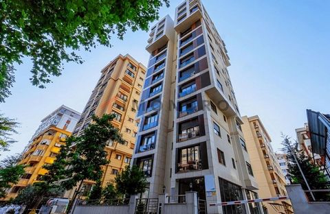 L’appartement à vendre est situé à Kadikoy. Kadikoy est un quartier situé sur la côte asiatique d’Istanbul. C’est un quartier animé et cosmopolite connu pour son atmosphère animée, ses excellents restaurants et cafés et ses boutiques à la mode. La ré...