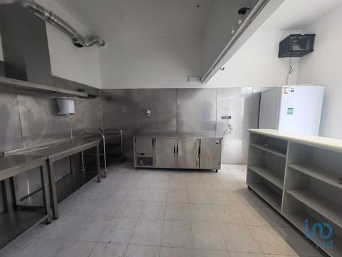 Oportunidade Fantástica: Espaço Comercial Adaptado a Cozinha Escura Explore uma extraordinária oportunidade de investimento com este espaço comercial, anteriormente sede de uma padaria e, mais tarde, de um negócio de entrega de pizzas, agora adaptado...