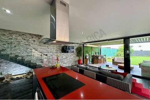 Se vende esta espectacular casa de arquitectura contemporánea y acabados de lujo en Santa Ana. Descubra el lugar perfecto para su familia en esta impresionante casa de dos niveles ubicada en un exclusivo condominio en Pozos de Santa Ana.  Con su dise...