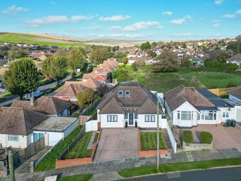 EIN ATTRAKTIVES, HOCHWERTIGES, FREISTEHENDES ZWEISTÖCKIGES ANWESEN IN HERVORRAGENDER LAGE IN SALTDEAN MIT VIER SCHLAFZIMMERN, VIER BÄDERN, EINEM WUNDERSCHÖN PRÄSENTIERTEN TERRASSENGARTEN, EINER PRIVATEN EINFAHRT UND EINEM SWIMMINGPOOL. Dieses durchda...