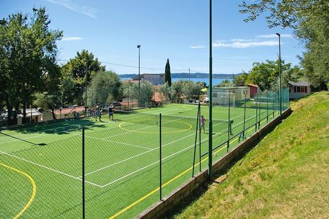 Eingebettet in einen Olivenhain am Gardasee: Schön begrünter Campingplatz direkt an einem 450 Meter langen Kiesstrand. Sie haben einen fantastischen Panoramablick und eine tolle Aussicht auf die Halbinsel Sirmione und blicken jeden Abend auf ein fant...