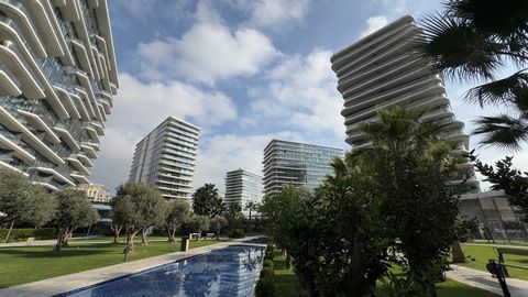 Adéntrate en un mundo de lujo inigualable con este impresionante ático de 5 dormitorios en el prestigioso Yedi Mavi Project , que ofrece impresionantes vistas panorámicas del mar de Mármara . Ubicada en Zeytinburnu, Estambul , esta casa combina la so...