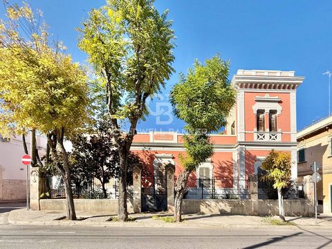 APULIEN - BARI - SANTO SPIRITO - CORSO UMBERTO I In dem Viertel mit der touristischen Berufung schlechthin der Stadt Bari, nämlich S. Spirito, bieten wir eine prächtige Residenz im Jugendstil zum Verkauf an. Es befindet sich in einer dominanten Posit...