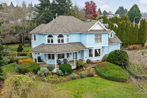 Spacious corner, double lot, nestled in the hills of Dundee with territorial views & lovely Victorian Home has so many possibilities! Minutes to downtown Dundee restaurants, shops, and world-renowned wineries. Centrally located between the Oregon sho...