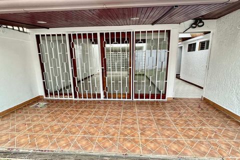 Inmueble-LL115 House with garden for sale in Residencial Anonos, Escazú 2-storey house. First floor: Entrance hall, living-dining room with good lighting, family room, terrace with garden, guest bathroom, spacious kitchen with pantry, laundry area, u...