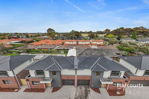 Entdecken Sie in einer ruhigen Straße im Norden von Melbourne diese erstklassige Reservoir-Entwicklung. Auf 1200 m2 verkörpern diese Stadthäuser zeitgenössisches Design und bieten gleichzeitig einen praktischen, modernen Lebensstil. Der lichtdurchflu...