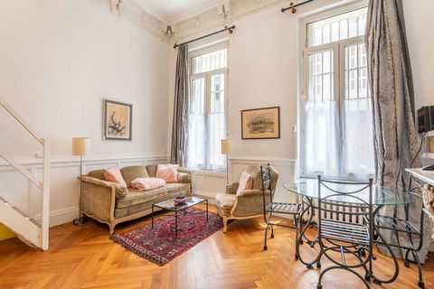 Checkmyguest vous propose cet élégant appartement en duplex dans un immeuble historique haussmannien. Idéalement situé dans un quartier sécurisé et dynamique, il offre le parfait mélange de confort et de commodité à Marseille. La situation de l'appar...