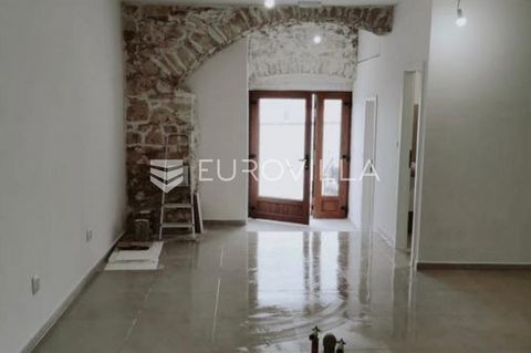 Brač, Sutivan, excellent commercial space of 55 m2, located on the ground floor. The space is located on the Sutivan waterfront, and as such is suitable for catering purposes (prepared for minimal technical conditions). It consists of two separate ro...