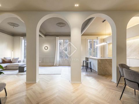 Esta impresionante vivienda se ubica en una finca regia muy bien conservada en la prestigiosa calle Mallorca, entre rambla Cataluña y Balmes. Sus 175 m2 ofrecen un diseño elegante y contemporáneo, que combina lo mejor de la arquitectura tradicional c...