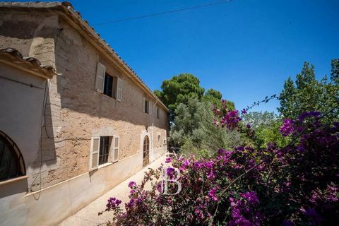 Esta finca, que data de 1900, le ofrece la oportunidad de construir su futuro hogar conservando la sensación auténtica de una casa tradicional mallorquina con sus mejores materiales conservados. Situado en Establiments, a sólo 10 minutos de Palma, es...