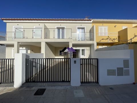 Fantastic New House in Urbanização dos Corvinhos in Altura. House with a front yard and covered parking. Ground floor (0) consists of an entrance hall, bathroom, kitchen with a spacious open-plan living room, and a balcony with a sink, barbecue, and ...