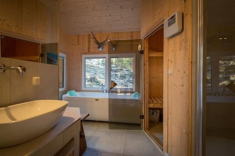 Ontdek het ultieme toevluchtsoord in de bergen in dit moderne chalet van massief hout van 130 m², dat met gemak plaats biedt aan maximaal 12 gasten. Tegen de achtergrond van adembenemende uitzichten op de bergen biedt dit chalet een perfecte mix van ...