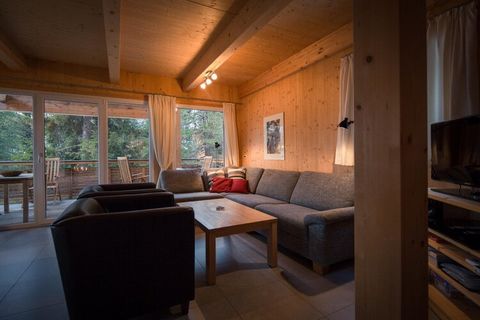 Ervaar de perfecte mix van comfort en natuurlijke schoonheid in dit prachtige massief houten chalet van 120 m², ontworpen voor maximaal 9 gasten. Dit charmante chalet, genesteld in een schilderachtig dennenbos op ongeveer 1.800 meter boven de zeespie...