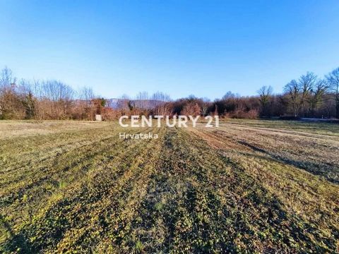 ISTRIEN, LABIN, KRSAN, BAULAND In einem schönen Teil des Dorfes bieten wir zwei flache Grundstücke mit Blick auf die Berge an. Die Grundstücke sind 1100 m2 und 1200 m2 groß. Der Preis des Grundstücks beträgt 45 EUR/m2. Das Gelände ist flach und verfü...