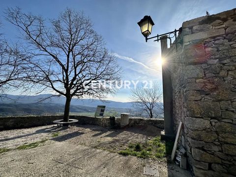 LABIN, PIĆAN - STEINHÄUSER IN EINER REIHE ZUR ANPASSUNG MIT FREIEM BLICK AUF DIE NATUR Im Zentrum der Altstadt von Pićno verkaufen wir drei Steinhäuser hintereinander zur Anpassung. Die Grundfläche beträgt: 81 m2, 25 m2, 77 m2. Es entstand das Konzep...