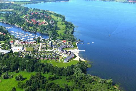 Dit charmante vakantiepark biedt comfortabel plaats aan maximaal vier gasten, met twee gezellige slaapkamers en een moderne badkamer. De woonkamer is voorzien van een bank, perfect om te ontspannen, en een balkon met een schilderachtig uitzicht op de...