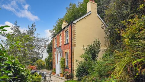 Encaramado en el umbral de Cwmpadarn y en el histórico pueblo de Llanbadarn Fawr, Bryn Hyfryd es una joya rara que rezuma carácter en un entorno tranquilo cerca del centro de la ciudad de Aberystwyth. Esta casa de campo independiente de dos dormitori...