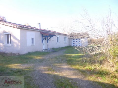 TARN (81) Se vende en Graulhet una casa y su terreno. A 150 km de Béziers, entre Castres, Albi y Toulouse, esta villa está situada a las afueras de la ciudad en un terreno rural llano, vallado y arbolado de 2500 m2. El interior consta de vestíbulo + ...