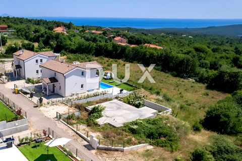 Location: Istarska županija, Labin, Rabac. ISTRIEN, RABAC - Grundstück mit Baugenehmigung und Meerblick An der Südostküste Istriens, wo grüne Hügel auf das Meer treffen, wo Natur und Erbe zusammenkommen, gibt es zwei kleine Städte mit unterschiedlich...