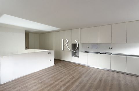 Dieses Maisonette, das in das renommierte Projekt O Villas Sardão integriert ist, befindet sich im ersten Stock und befindet sich in der letzten Phase der vollständigen Renovierung. Mit 88 m² kombiniert dieses Objekt Modernität, Funktionalität und ho...