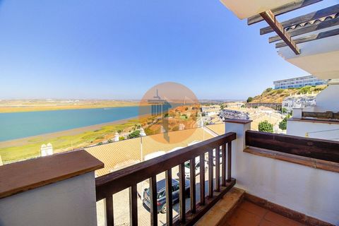 We presenteren een charmante villa met 2 slaapkamers in Ayamonte, met als hoogtepunt het panoramische uitzicht over de rivier de Guadiana en een bevoorrechte locatie. Met een perfecte combinatie van comfort en elegantie is deze woning ideaal voor wie...