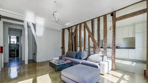 Bare ownership with temporary usufruct 5 years. PARIS Xe - At the foot of the Porte Saint-Martin nestled on the 3rd floor of a beautiful building classified from the Directoire era, the Vaneau group offers you in exclusivity a very beautiful bright a...