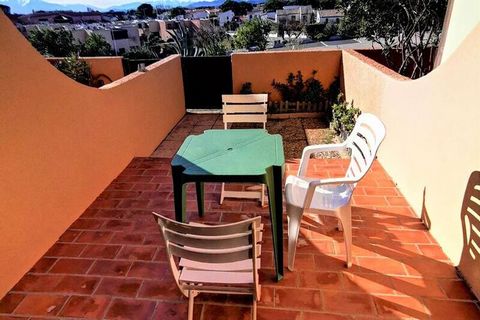 This charming studio apartment, located on the ground floor, offers a comfortable stay for up to three people. The living area includes a convertible sofa for two and a smaller convertible for one person. The property is not pet-friendly, ensuring a ...